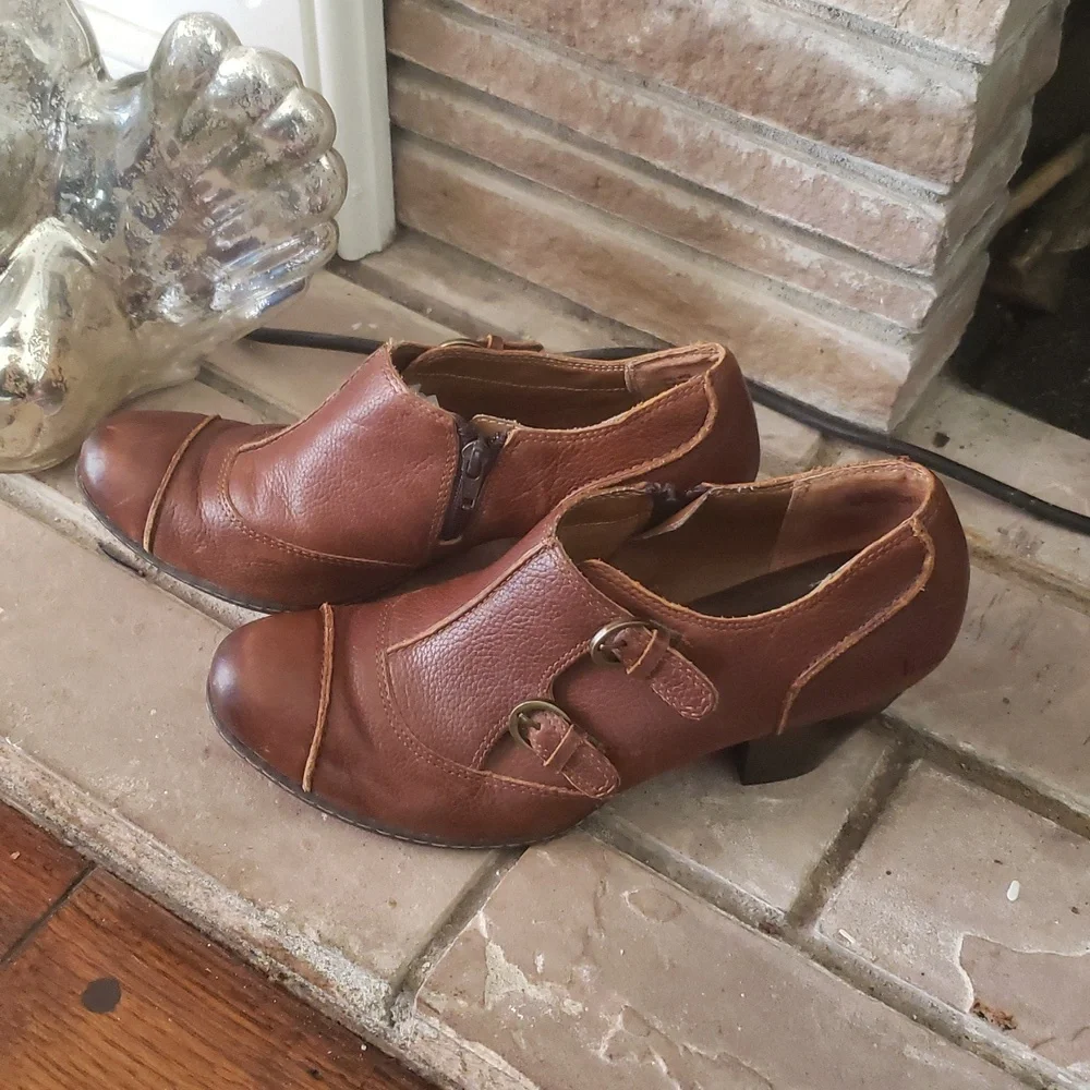 BØC Brown Leather Two Buckle Booties Size 8.5